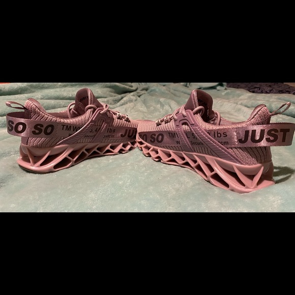 Brand new sneakers , size 6 - Picture 3 of 4